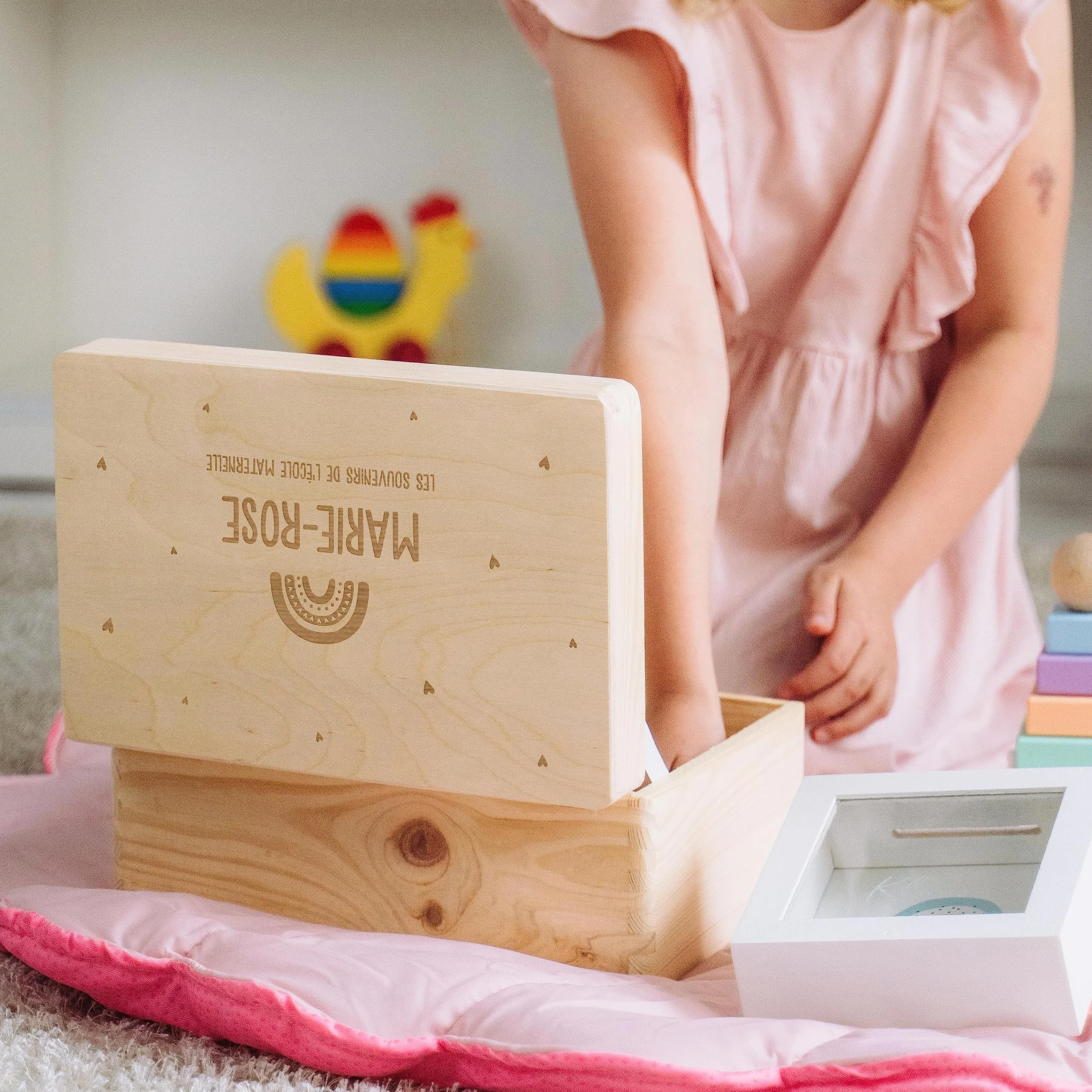 LAUBLUST Boîte à souvenirs bébé personnalisée - Cadeau de naissance avec nom, Arc-en-ciel avec cœurs, tailles S M L XL, bois naturel & blanc FSC