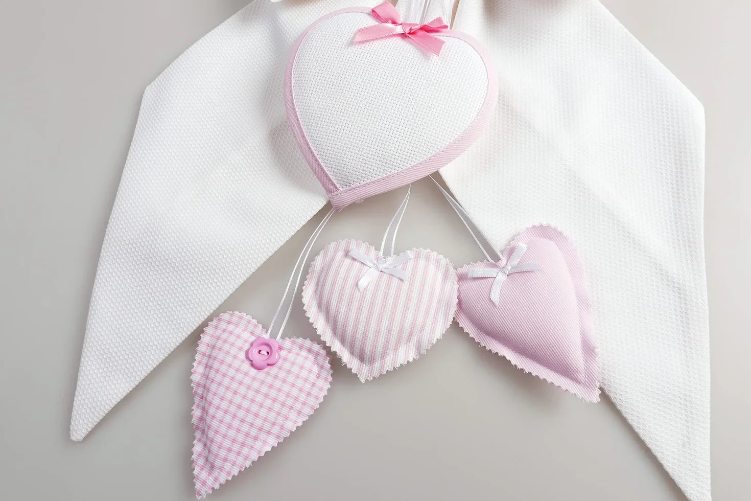 FILET Noeud de Naissance Blanc avec Coeurs Pendentifs Rose, Coeur en Toile Aida à Broder, Coton, Idéal pour Annoncer Naissance Fille, 100% Made in Italy