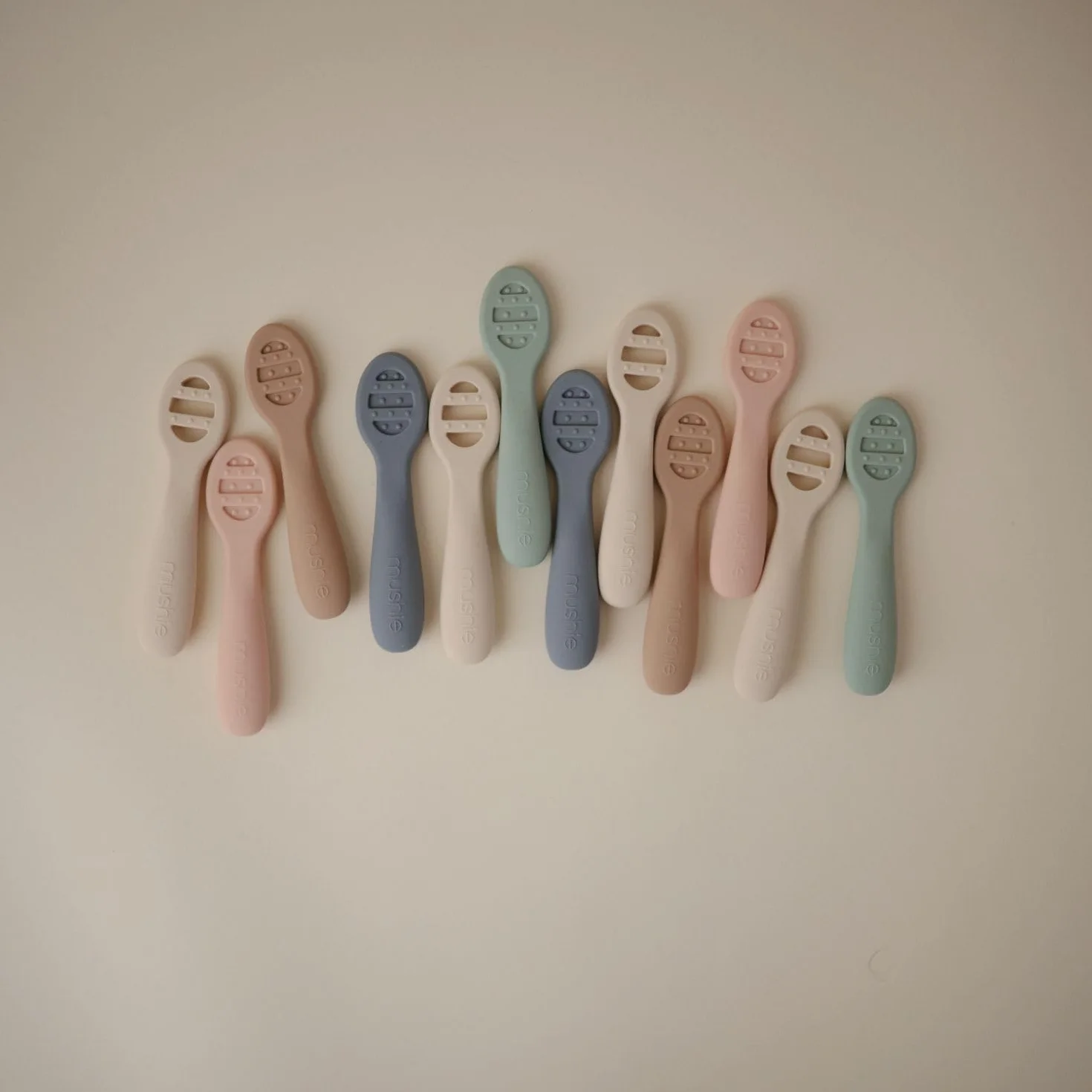 Mushie Cuillère D'apprentissage en Silicone Lot De 2 Pour Bébé Lavable au Lave-Vaisselle Natural/Shifting Sand