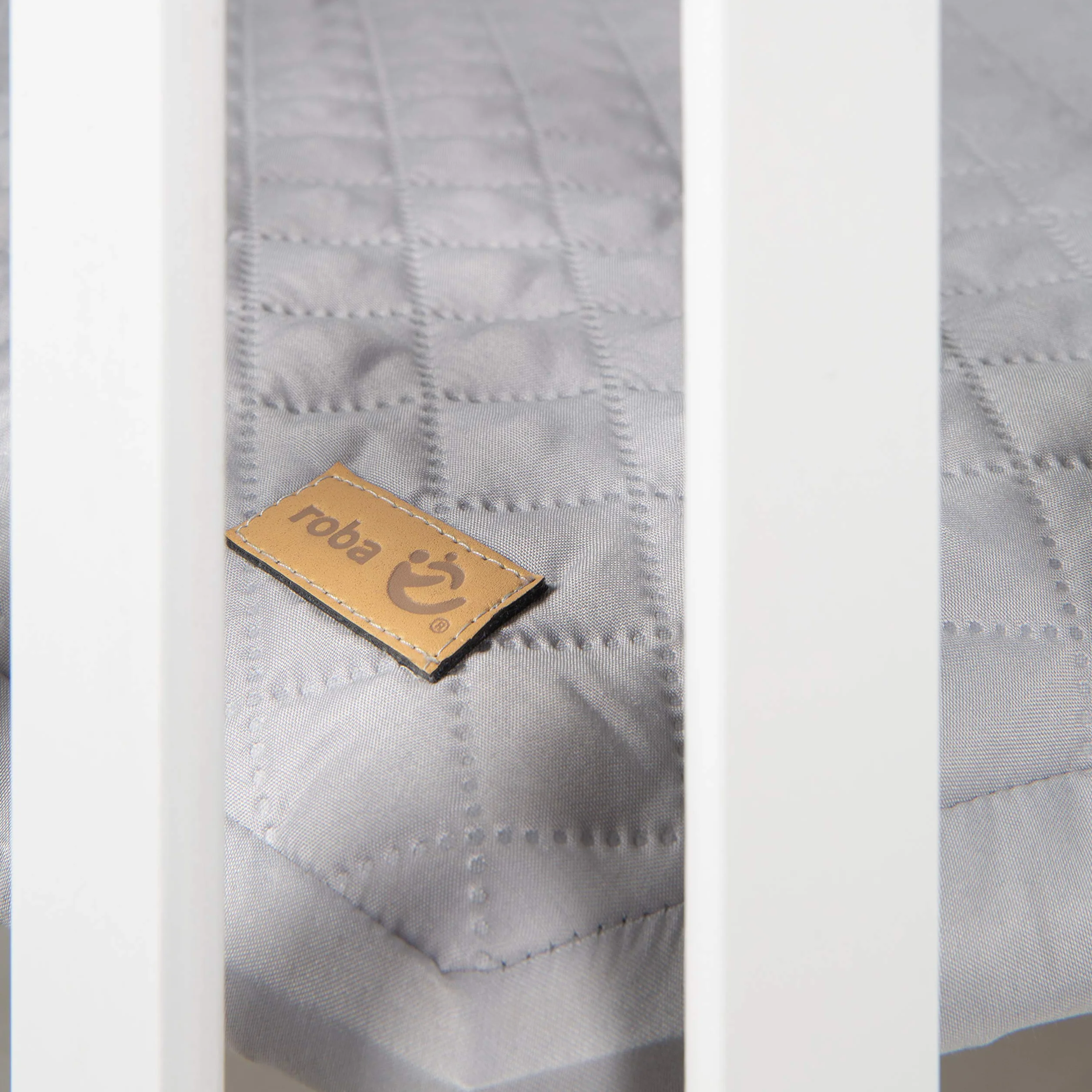 roba Parc Bébé en Bois 75 x 100 cm + Tapis Gris - Base Ajustable 3 Niveaux - Roulettes Freins - Laqué Blanc