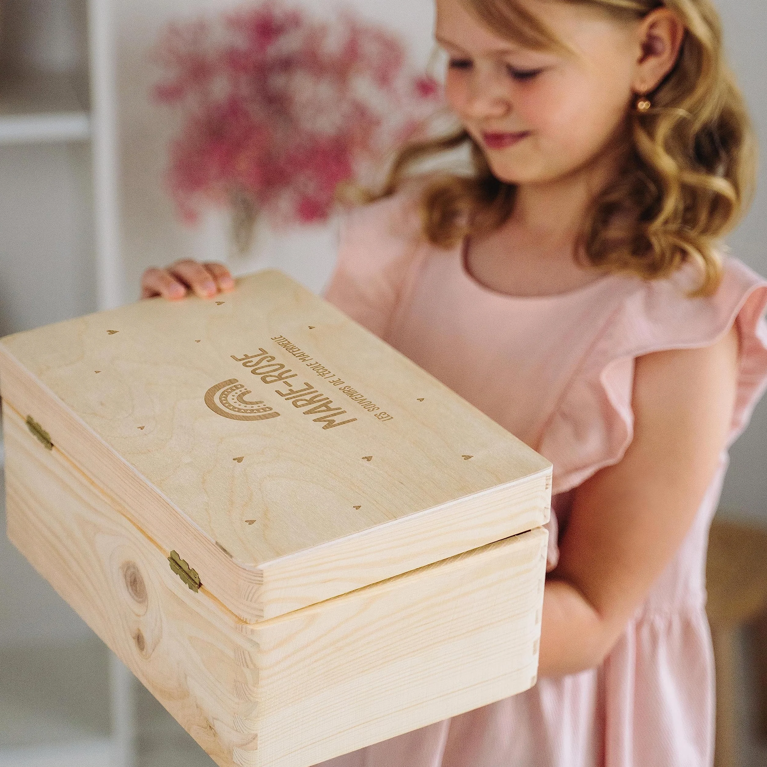 LAUBLUST Boîte à souvenirs bébé personnalisée - Cadeau de naissance avec nom, Arc-en-ciel avec cœurs, tailles S M L XL, bois naturel & blanc FSC