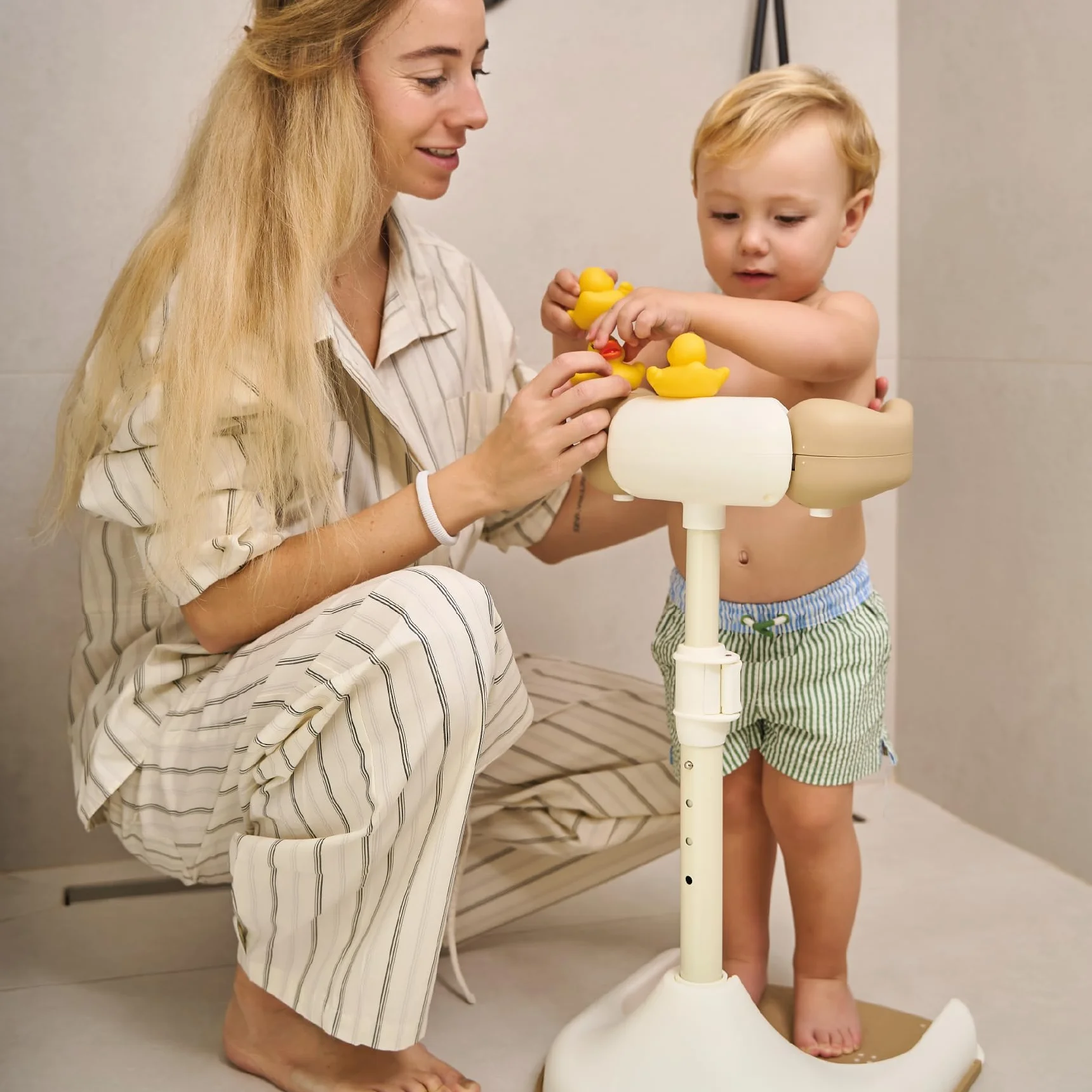 Ms BabyWorld Support de bain et douche pour bébé pliable avec base antidérapante, hauteur et largeur réglables, Beige