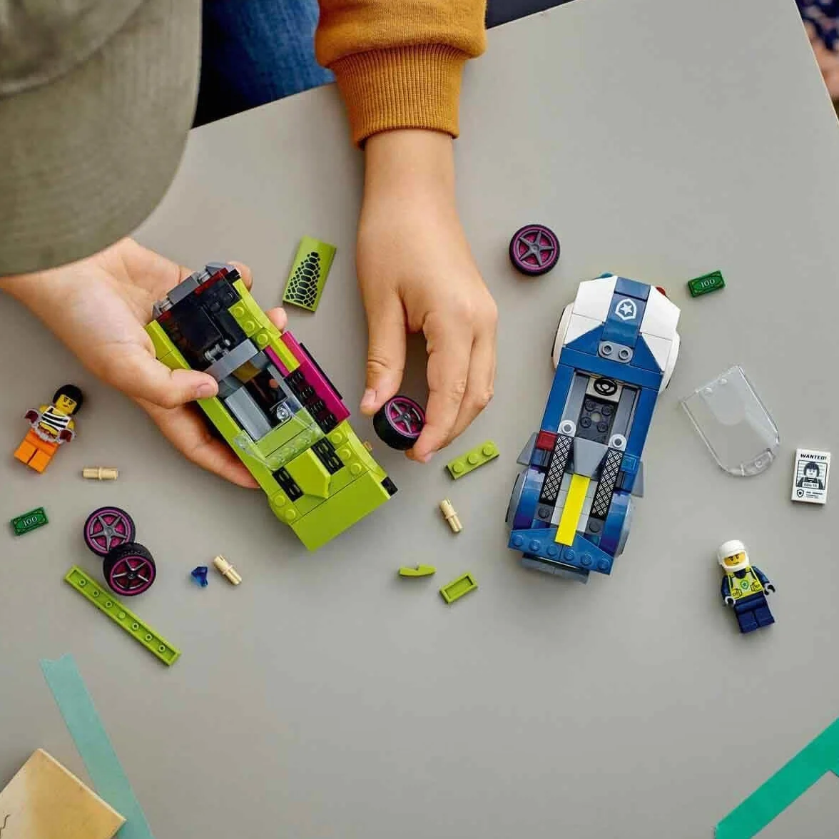 LEGO City La Course-Poursuite Entre la Voiture de Police et la Super Voiture, Jouet Imaginatif et de Rôles, Minifigurines d'Agent et Voleuse, Cadeau pour Garçons et Filles Dès 6 Ans 60415