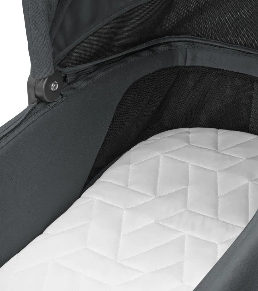 Maxi-Cosi Sense, Nacelle bébé, de la Naissance à 6 Mois (9kg), Spacieuse et Confortable, Matelas épais en Mousse à mémoire et inclinable, Compatible Poussette, Aération, Twillic Graphite