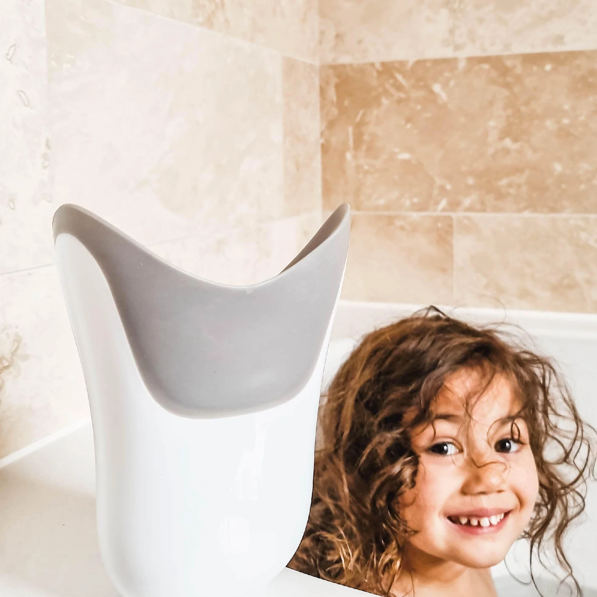 Nuby Rince-tête Bébé avec Bordure Souple | Tasse de Rinçage Cheveux | Anti-Déchirures | 6+ Mois