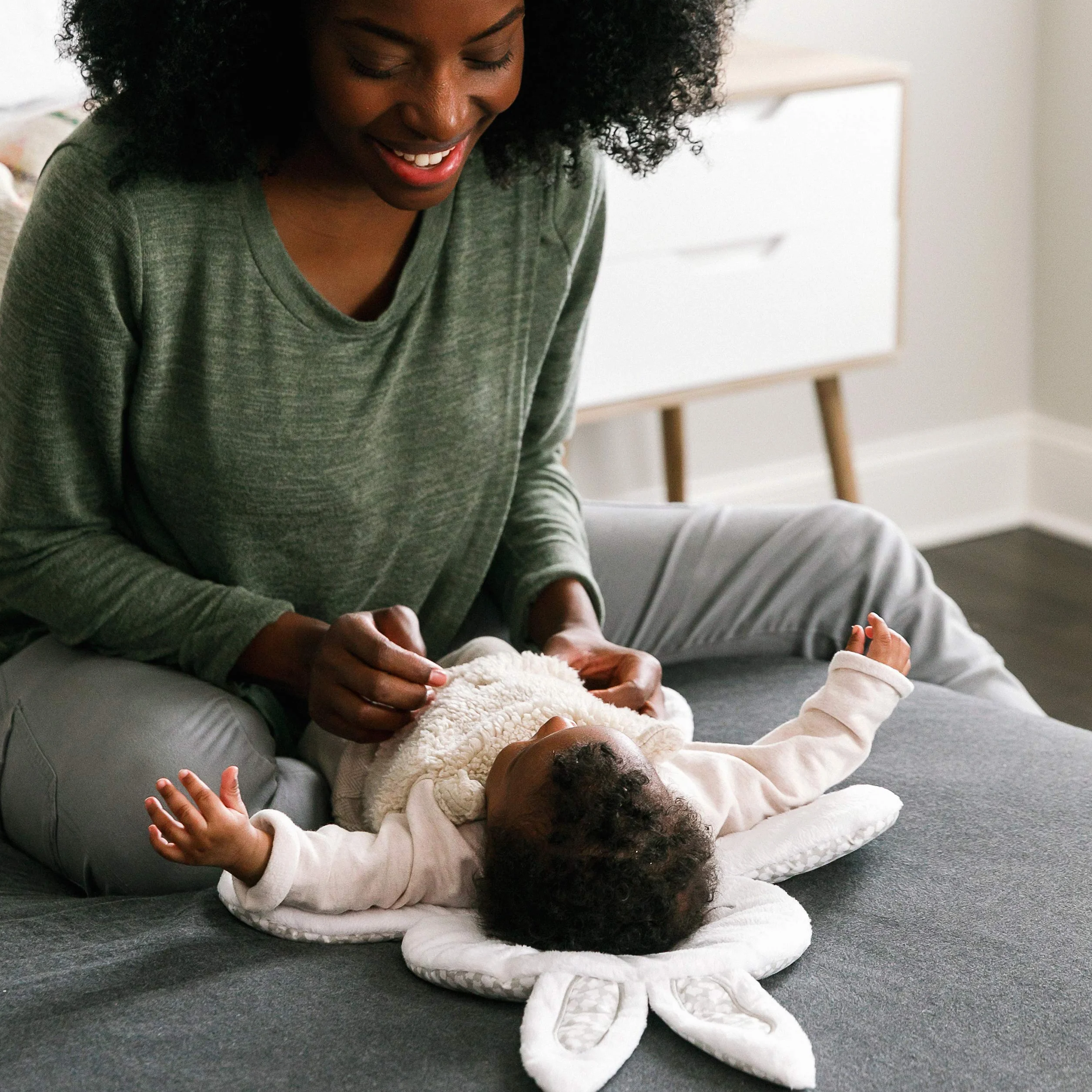 Ingenuity Transat et Siège Sauteur Twinkle Tails 7 Mélodies Vibrations Apaisantes Arche Lumière Jeu Amovible 2 Jouets D’Activités Ultra-Doux Dès Naissance 9 kg