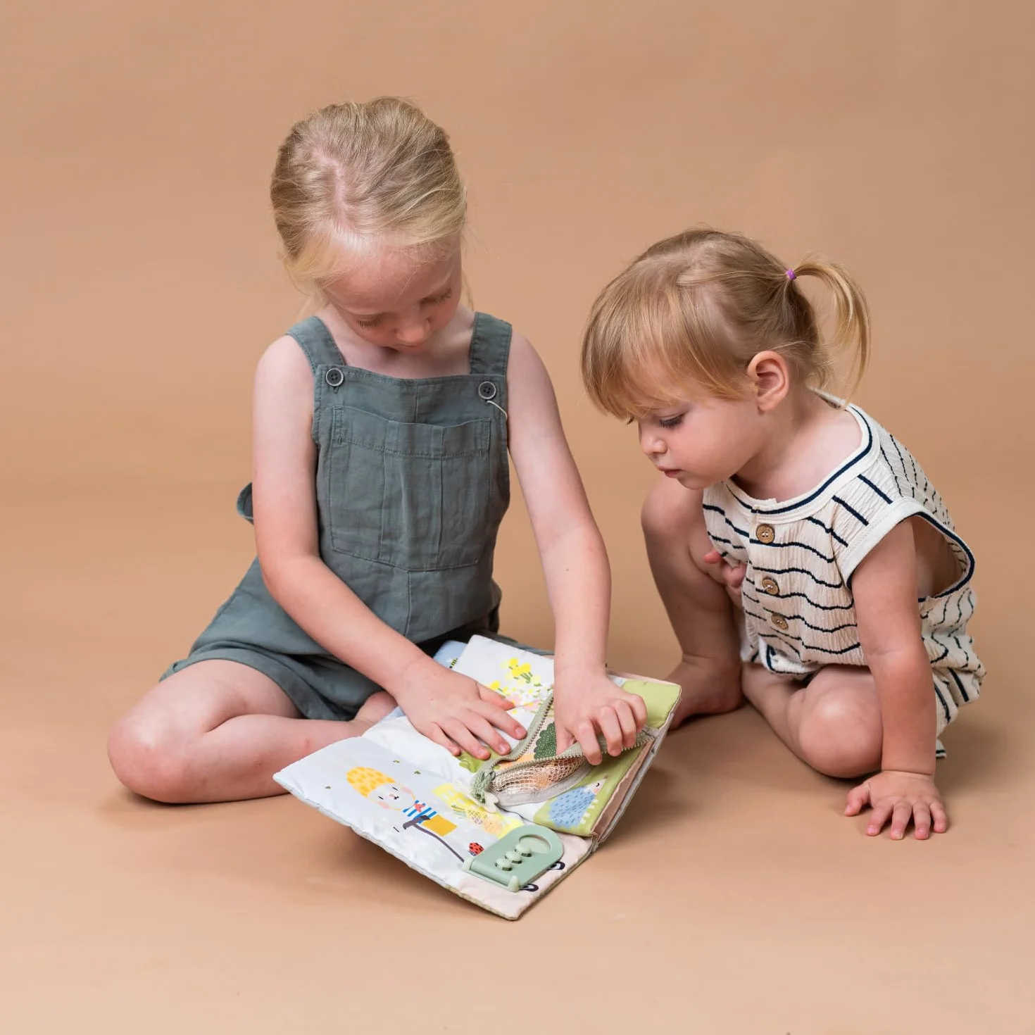 Taf Toys Mon Premier Livre d'activités 13355