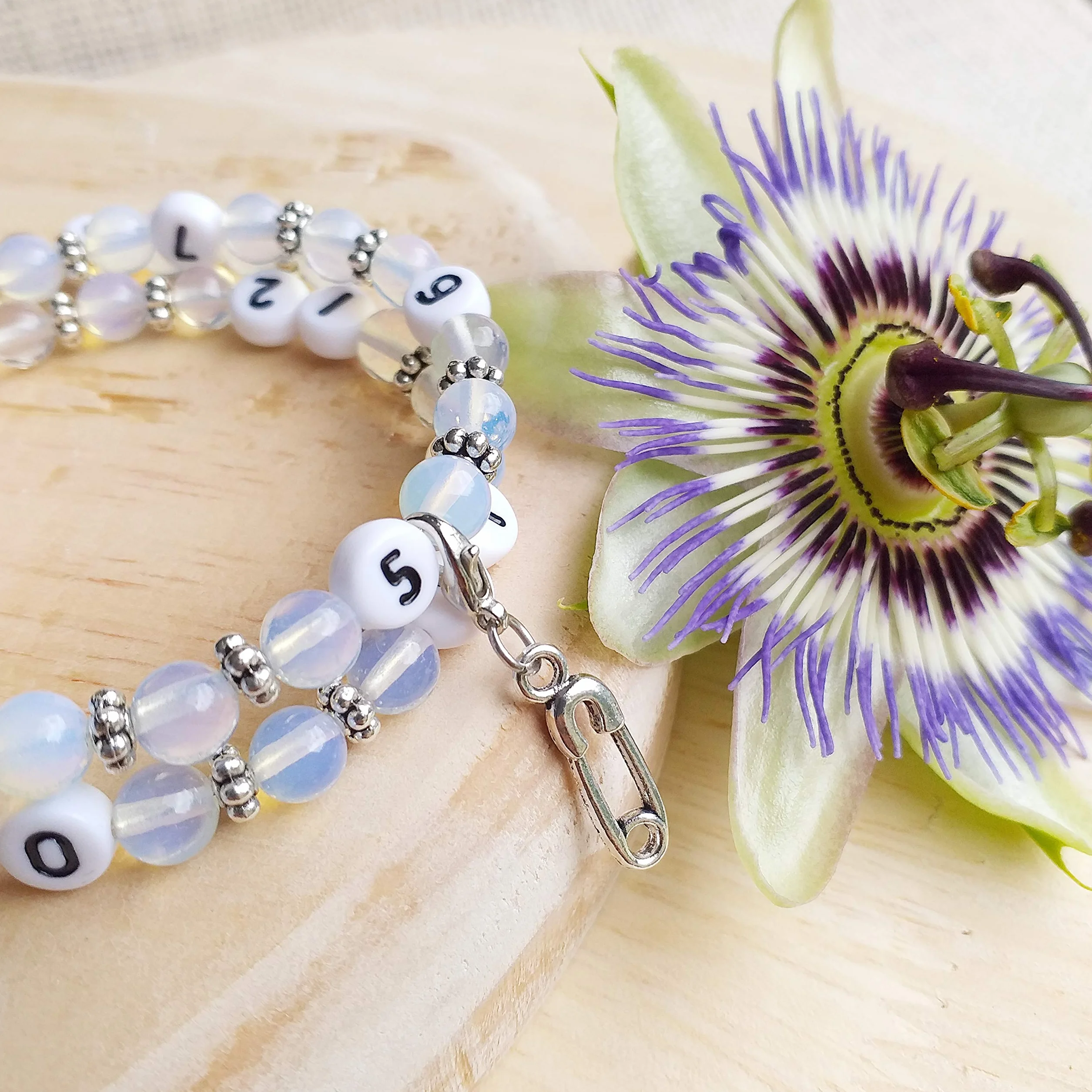 Bracelet d'allaitement Opalite Sokhom pour noter l'heure de la dernière tétée