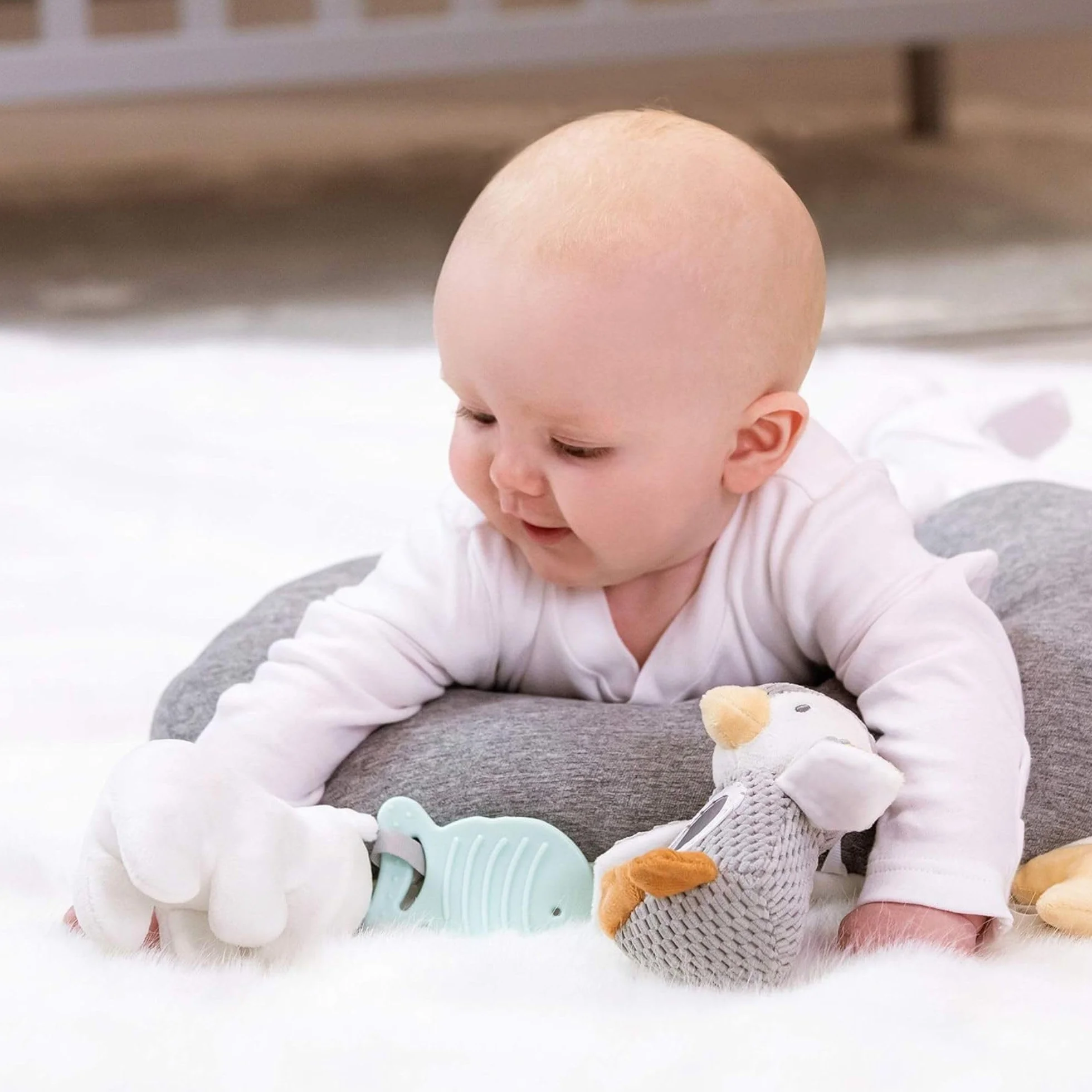 Nuby Coussin Bébé Interactif Little Penguin Tummy Time | Oreiller Sensoriel Pingouin Gris Dès la Naissance