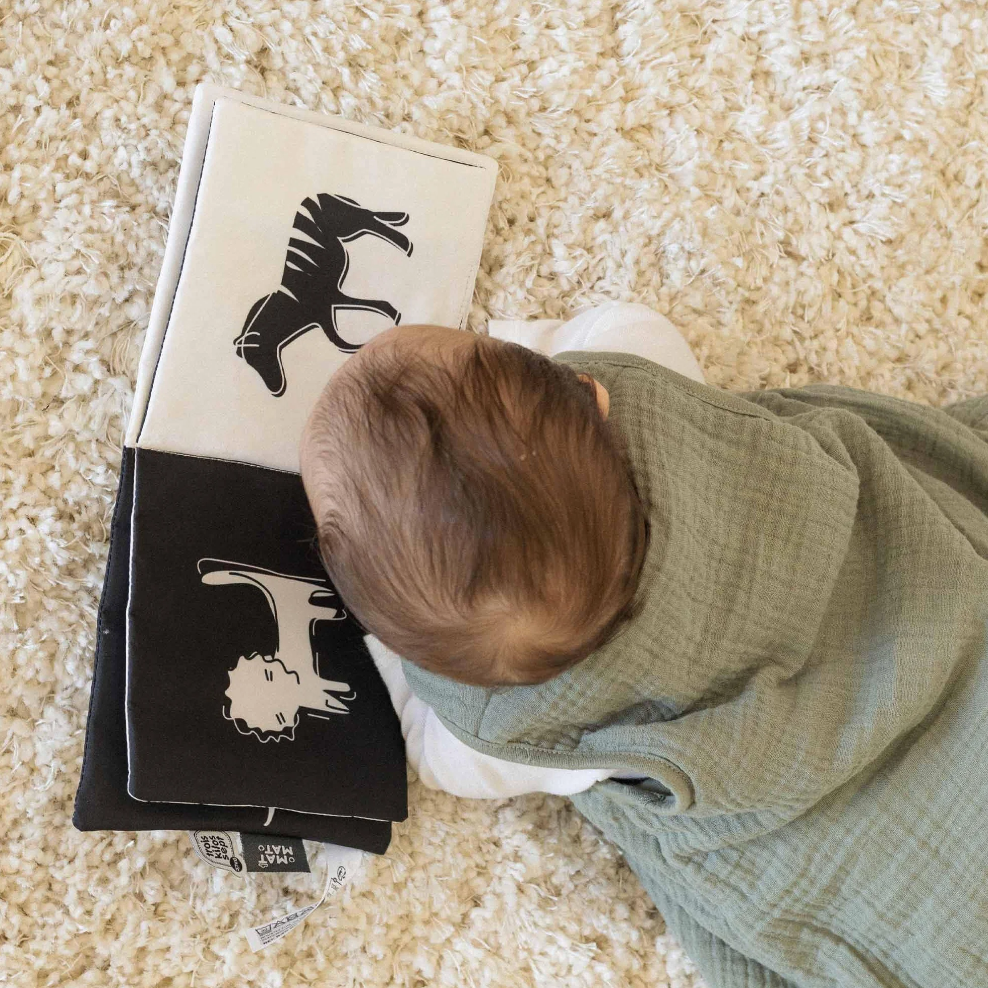 Livre d'éveil Noir et Blanc en Tissu pour bébé 15 cm x 15 cm