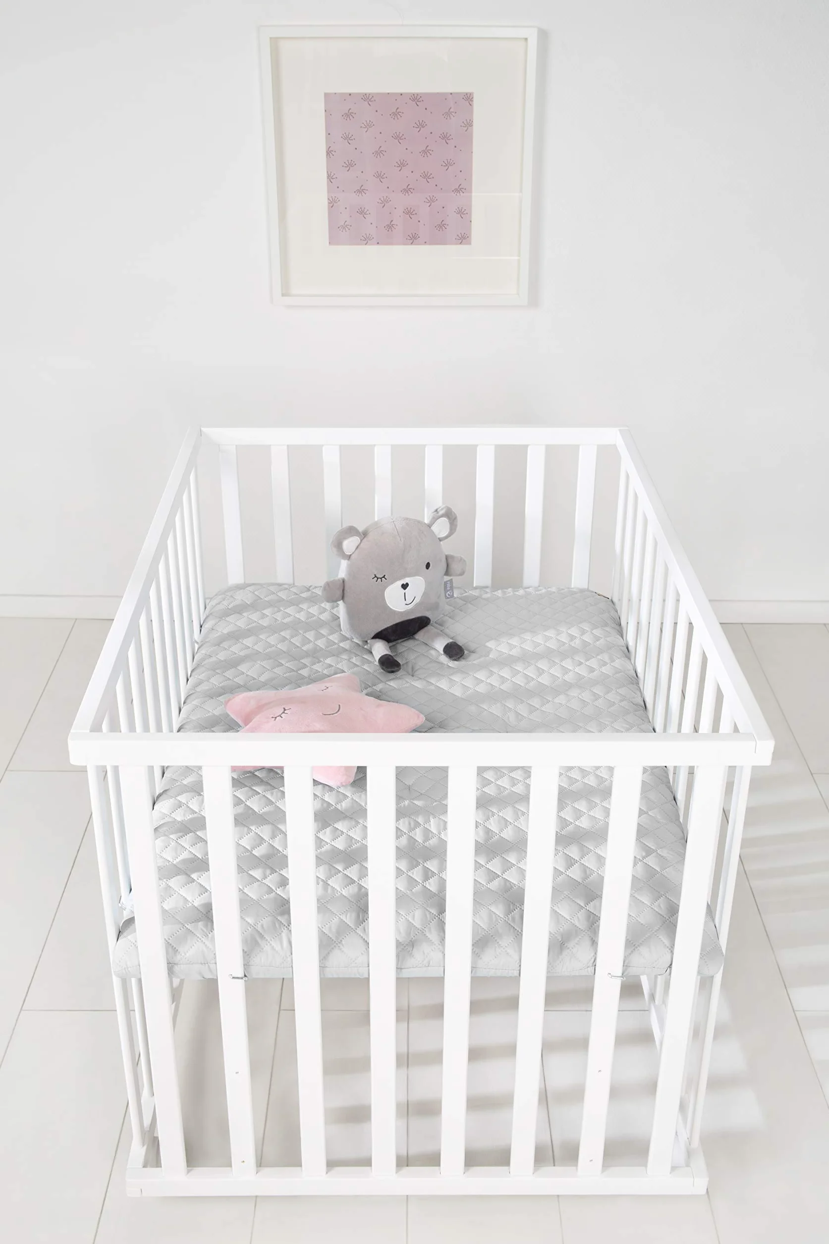 roba Parc Bébé en Bois 75 x 100 cm + Tapis Gris - Base Ajustable 3 Niveaux - Roulettes Freins - Laqué Blanc