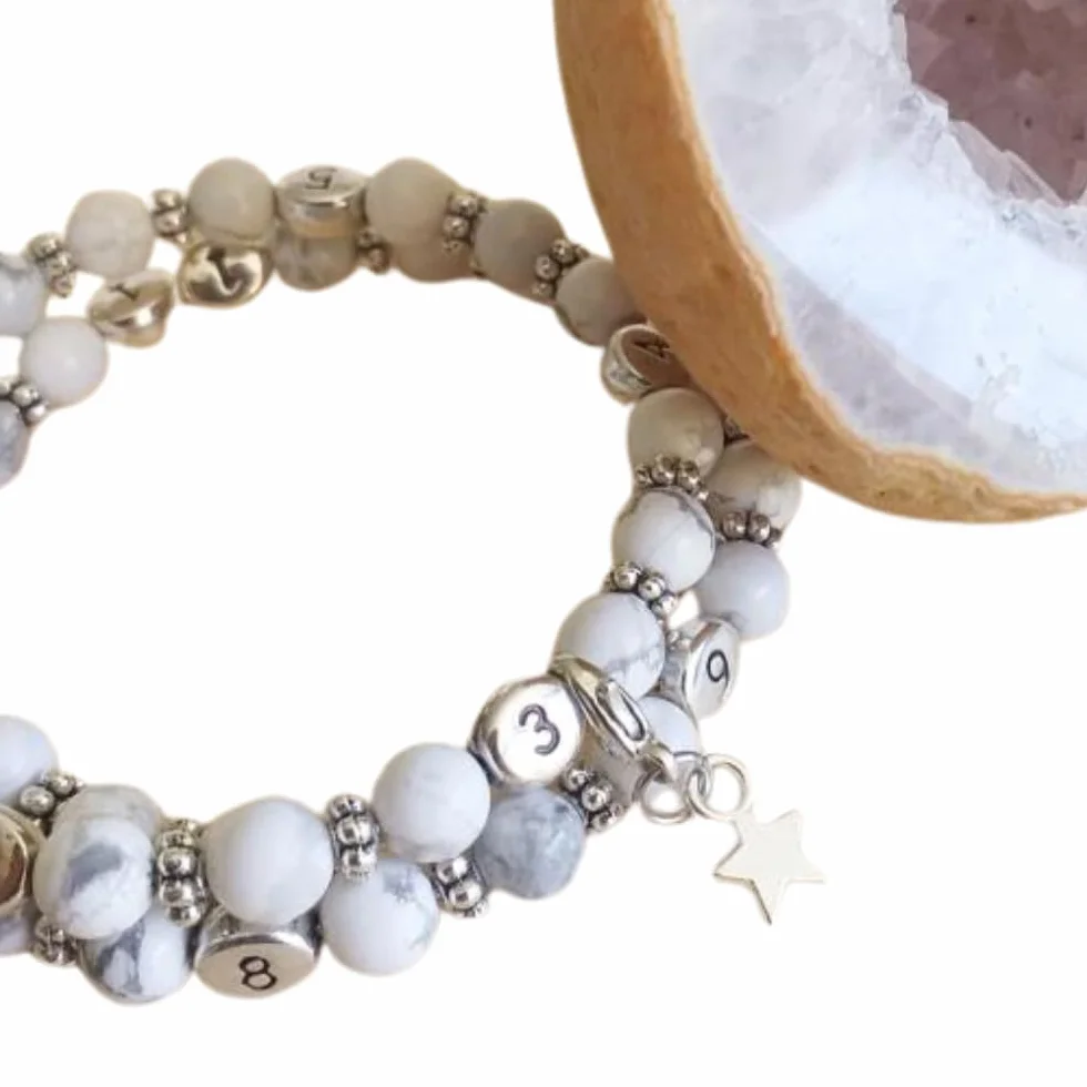 Bracelet d'allaitement Howlite Devi - notez l'heure de la dernière tétée